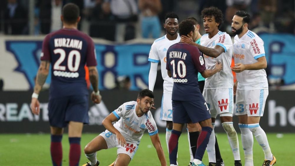  拜仁vs多特国家德比，十万观众现场观战  